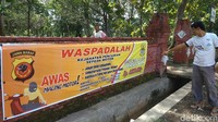 FSpanduk sayembara bagi yang bisa menangkap maling terpampang di Desa Tuk, Kecamatan Kedawung, Kabupaten Cirebon, Jawa Barat.