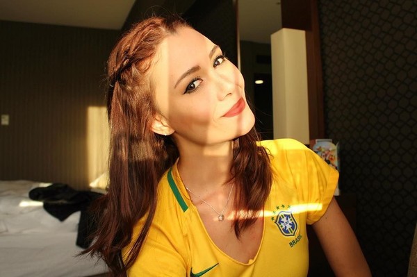 Tak heran kalau jago juggling bola, sebab pramugari cantik ini berasal dari Brasil. Negara yang terkenal dengan pemain-pemain sepakbolanya (fernandaterezabr/Instagram) Tak heran kalau jago juggling bola, sebab pramugari cantik ini berasal dari Brasil. Negara yang terkenal dengan pemain-pemain sepakbolanya (fernandaterezabr/Instagram)