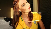 Tak heran kalau jago juggling bola, sebab pramugari cantik ini berasal dari Brasil. Negara yang terkenal dengan pemain-pemain sepakbolanya (fernandaterezabr/Instagram)