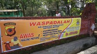 Pemerintah Desa Tuk membedakan hadiah bagi yang menangkap pencuri beserta barang buktinya. Untuk warga yang mampu menangkap maling di siang hari akan mendapatkan uang Rp 300 ribu. Kalau menangkap maling pada malam hari bakal mengantongi duit Rp 1 juta.