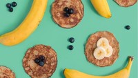 Banana pancake mungkin sudah biasa, tapi setelah ditata berbentuk pola dengan latar belakang yang cerah. Pancake pisang buatan Vega ini jadi terlihat menarik, ya? Foto: Instagram @eatingpatterns