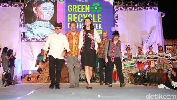 Indah ingin membuat busana dari sampah daur ulang