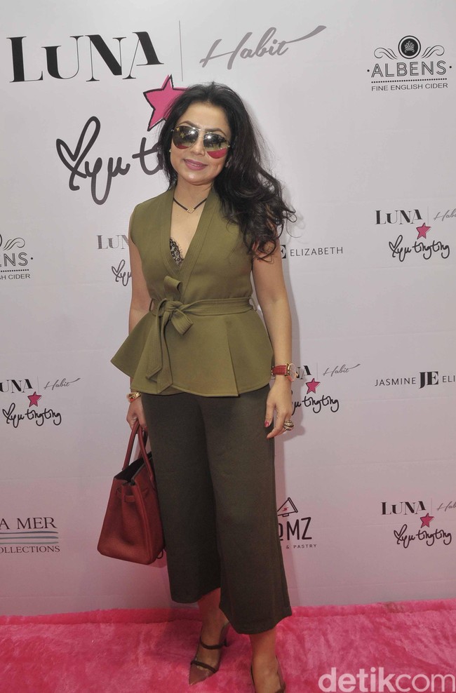 Menghadiri peluncuran lini busana dari Luna Maya, Mayangsari bergaya dengan tas Hermes Birkin 30 cm Rouge Casaque Leather seharga US$ 21.925 atau sekitar Rp 302 juta. Foto: Dok. Detikcom