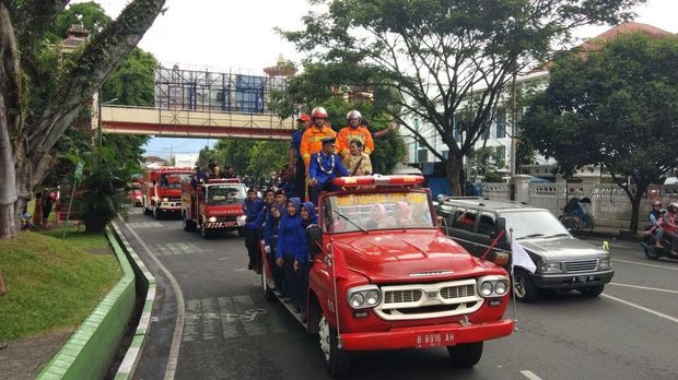 Pasangan ini diarak dua kali menggunakan mobil PMK