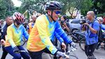 Gaya Rini Soemarno Bersepeda Dibonceng Bos BUMN