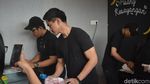 Jualan Sang Pisang di Surabaya, Ini 8 Pose Kaesang Layani Pembeli