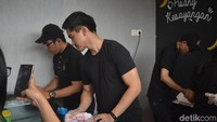 Dengan gerakan luwes layaknya penjual pisang gorng, Kaesang mengemas nugget pisang. Senyum tak pernah lepas dari wajahnya. Foto: Hilda Melisa Rinanda