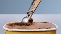 Wah es krim ini diambil menggunakan alat pengeruk tanah. Hasilnya terlihat realistis.  Foto: Instagram @combophoto