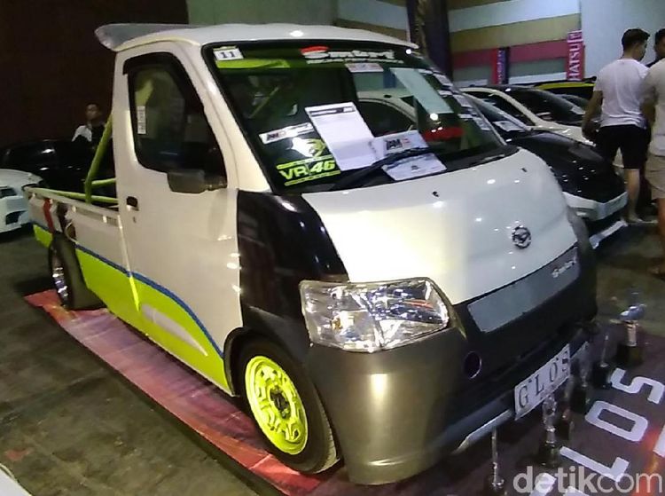 Ratusan Mobil Ramaikan Kontes Modifikasi di Surabaya