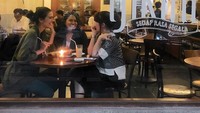 Menghabiskan malam bersama teman di Kedai Tjikini sambil menikmati suasana tempo dulu. Foto: instagram @aquilafirrina