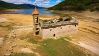 St Nicholas Church di Macedonia. Gereja ini dibangun pada 1850. Gereja ini tidak terpakai karena adanya pembangunan danau buatan Mavrovo. Gereja akan terlihat saat wilayah ini mengering. Jordeangjelovik/Shutterstock.