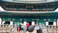 Cake pop yang dibuat oleh Ray Ray ini terlihat sangat lucu. Berfoto di depan Gyeongbokgung Palace, iapun memegang cake pop berbentuk wanita lengkap dengan pakaian hanbok. Foto: Instagram @rymondtn