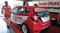 Mulai dari stiker yang lebih dinamis warna merah dan putih khas Honda, grill depan bernuansa sporty, serta bemper depan dan belakang dengan diffuser yang mampu meningkatkan aerodinamika mobil. Foto: Ruly Kurniawan