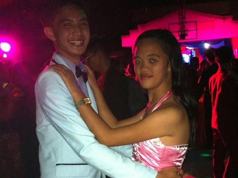 Chris Tutor ajak dansa wanita yang duduk sendirian