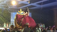 Malam itu, para fans dan personel lain melepas Melody Nurramdhani Laksani selamanya. Melody bagai ratu malam itu. Foto: Melody JKT48 / Monica Arum