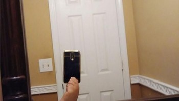 Sampai-sampai memakai kaki pun jadi. Foto: boredpanda