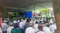 Abdul Wahid Gozali menyampaikan Abah Anton merupakan orang yang ahli sedekah, figur yang alim, dan tak mungkin korupsi. Namun faktanya Moch Anton ditetapkan sebagai tersangka suap. Foto: M Aminudin/detikcom