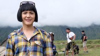 Kebanyakan foto yang ia posting saat wisata alam. Seperti yang ini, potret Poppy Sovia di Pulau Samosir (popsovia/Instagram)