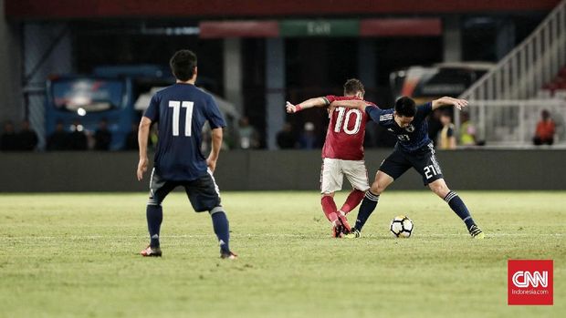 Egy Maulana Vikri kesulitan menembus pertahanan timnas Jepang U-19. (