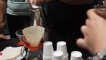Ini Keseruan Peserta Menyeduh Kopi Manual Brewing dengan Beragam Peralatan