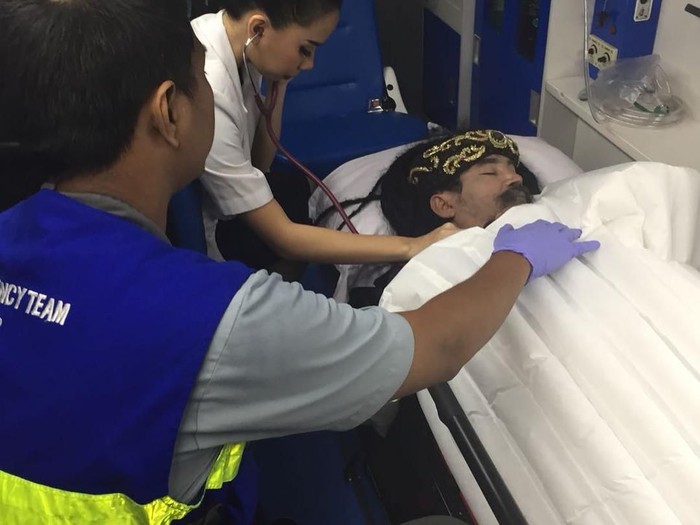 Limbad terlihat lemah dan pucat di ambulance. Foto: Instagram Limbad terlihat lemah dan pucat di ambulance. Foto: Instagram