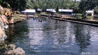 Selain itu, Situ Tirta Marta mempunyai fasilitas lainnya seperti tubing yang untuk anak-anak dan area outbond (Arbi Anugrah/detikTravel)