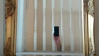 Trik sang penjual agar yang kelihatan cuma ponselnya. Foto: boredpanda