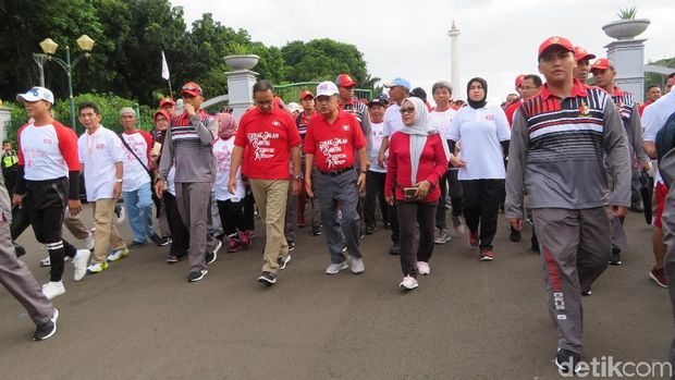 Titik start jalan santai kerukunan keluarga Sulsel di Monas.