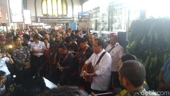 Saat Menhub Budi Karya Ngamen di Stasiun Kota