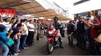 Pakai Pelumas Enduro, Stephen Keliling 30.000 Km di 30 Negara