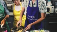 Wah asyik banget nih nguleknya. Meskipun dikenal sebagai model, Firrina ini punya gelar Sarjana Pendidikan Tata Boga lho. Jadi tak heran kalau ia juga jago masak. Foto: instagram @aquilafirrina