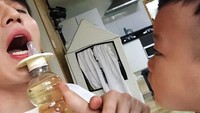Saking sayangnya Daebak pada Lee Dong Wook, ia tidak keberatan membagi minumannya. Botol minum dengan dot di atasnya ini diarahkan ke dalam mulut Dong Wook. Ada ada aja ya Daebak! Foto: Instagram leedongwook_official