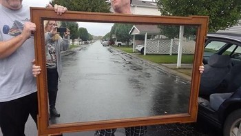 Setengah mati memotret cermin agar muka tak kelihatan. Foto: boredpanda