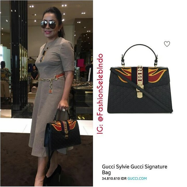 Selain Hermes dan Fendi, Mayangsari juga memiliki tas Gucci. Pada foto ini, pelantun Tiada Lagi itu terlihat menenteng tas Gucci seri Sylvie Gucci Signature seharga Rp 34,8 juta. Dok. Instagram FashionSelebIndo