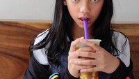  Slurrp! Dara 13 tahun ini menyeruput minuman segar sambil menuliskan opininya. Aku Ga pernah Minta semua orang untuk suka dengan karya dan prestasi yang aku dapetin. Tapi aku yakin mereka juga pasti ingin mencapai apa yang aku capai sampai hari ini, ujar Naura. Foto: Instagram aku_naura
