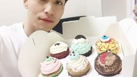 Selfie dengan cupcake yang lucu, salah satu pemeran drama berjudul Goblin ini bikin netizen gagal fokus. Banyak yang berkomentat kalau wajah Lee Dong Wook lebih manis daripada cupcakenya. Foto: Instagram leedongwook_official