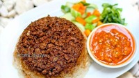Nasi tim unggahan carol_djauw ini juga bikin ngiler. Cincangan ayamnya berwarna cokelat gelap dengan pendamping sambal dan acar. Foto: Instagram carol_djauw
