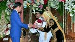 Momen Jokowi dan Keluarga Hadiri Pernikahan Ajudan Ganteng