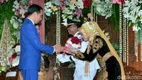 Pernikahan Pradista Machdala Putra dengan Titi Hayyu Rabbani tersebut berlangsung di Gedung Serbaguna I Asrama Haji, Jakarta, Minggu (25/3). Presiden datang bersama Ibu Negara Iriana Jokowi sekitar pukul 11.20 WIB. (Foto: Intan - Biro Pers Setpres)
