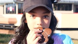 Cute! Lihat Pose Naura Saat Melahap Es Krim di Disney Land