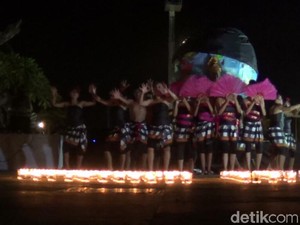 Tari Kecak Meriahkan Earth Hour di Bandara Ngurah Rai