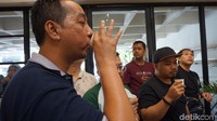 Ini dia para peserta yang sedang meminum kopi hasil buatan tangan sendiri. Slurp! Pasti sangat lezat. Foto: doc. detikFood
