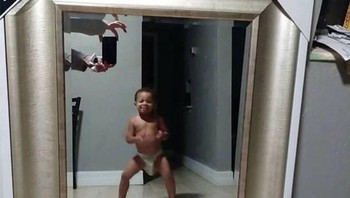 Kalau ini sang penjual menampilkan anaknya. Foto: boredpanda