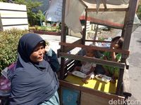Tolak Jadi Pengemis, Ibu di Makassar Ajak 2 Balitanya Memulung