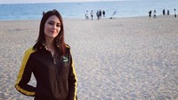 Sama seperti orang-orang Brasil pada umumnya, Fernanda Tereza juga suka ke pantai. Ini posenya saat di Pantai Busan yang sepertinya habis jogging ya (fernandaterezabr/Instagram)