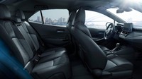 Kabin juga memiliki tempat penyimpanan yang lebih luas termasuk konsol tengah yang cukup untuk menaruh ponsel memiliki layar berukuran 5,5 inchi. Foto: Toyota