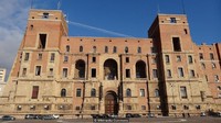  Palazzo del Governo, Taranto, Italia yang dibuat pada tahun 1930-1934. Bangunan ini dibangun dari batu bata dan batu, diapit oleh menara lonceng.Foto: Pool