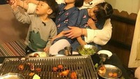 Duh, udah cocok jadi ayah, kan? Setelah memakan ayam dan seafood panggang, ia terlihat merangkul dan memeluk ketiga anak pesepak bola, Lee Dong Gook. Mereka sepertinya sangat nyaman berada di dekat paman Dong Wook. Foto: Facebook Lee dong Wook