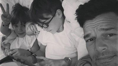 Asyiknya Ricky Martin saat Berkumpul dengan Anak Kembarnya