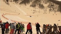 Salju berwarna oranye tampak terlihat di kawasan Rusia, Bulgaria, Romania, dan beberapa negara di timur Eropa. Dilansir dari The Independent, Senin (26/3), pejabat berwenang menyatakan salju itu disebabkan oleh badai di Kazakhstan yang menyapu debu dan tanah liat di wilayah Omsk. (Foto: Dok. Svetiana Galva)